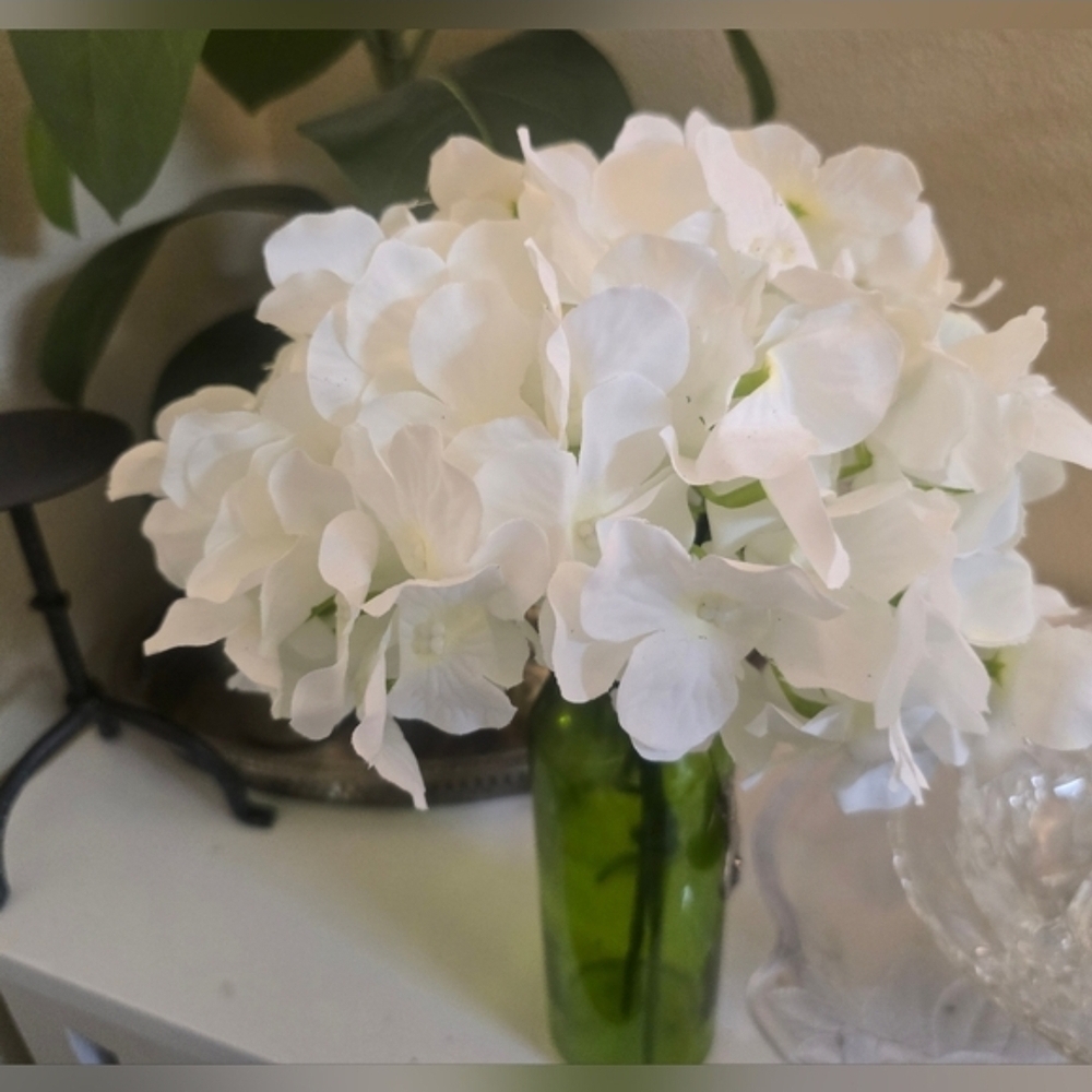 3/15 Elegant White Floral Arrangement 4 Stocks* No Vase